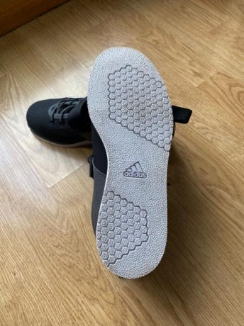 Zapatillas de halterofilia, que están permitidas en las competiciones de tiro olímpico. NÚMERO 37 1/3
Se 00