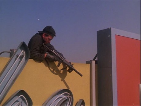 Compañeros,

En vista de las ganas de algunos (Elcafe, Wilcow, Vrakk, etc) por adivinar armas de películas 70