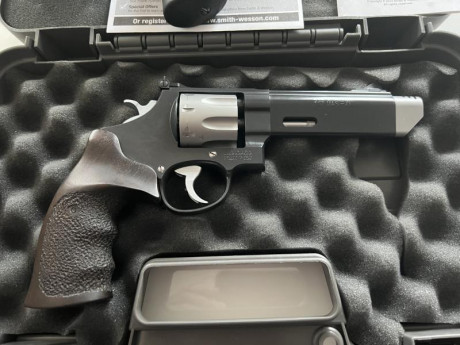Vendo Revolver Smith & Wesson Performance Center 357 Magnum, titanio ocho tiros, impecable, casi sin 01