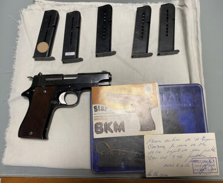 Buenas tardes, 
Vendo Star BKM:
- Caja con elementos de limpieza original del arma.
- Cinco cargadores, 01