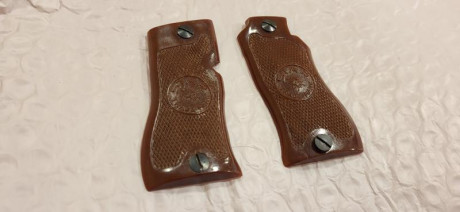 Cachas originales para pistolas Star modelos DK, DKL, Starfire...Se incluyen los tornillos originales.
Pido 02