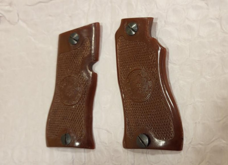 Cachas originales para pistolas Star modelos DK, DKL, Starfire...Se incluyen los tornillos originales.
Pido 01