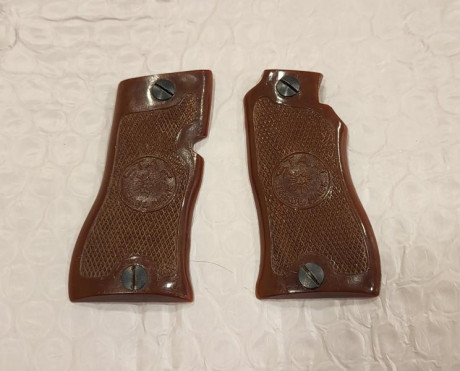 Cachas originales para pistolas Star modelos DK, DKL, Starfire...Se incluyen los tornillos originales.
Pido 00
