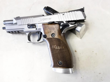 Vendo Pistola marca Sig Sauer P226 X Five 
calibre 9mm,  con dos cargadores y maletín original. 
vendo 02