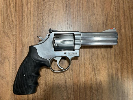 A petición de un compañero pongo en venta este revolver Smith Wesson 686, de 4 pulgadas, calibre 357 mg.
Está 02