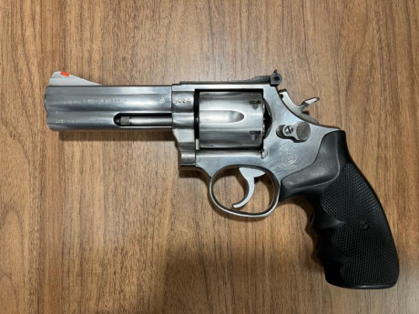 A petición de un compañero pongo en venta este revolver Smith Wesson 686, de 4 pulgadas, calibre 357 mg.
Está 01