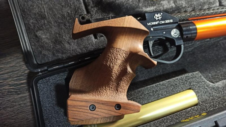 buenos dias,vendo pistola MORINI CM 200 en un estado impoluto cacha talla L sin ningun tipo de retoque,
tiene 10