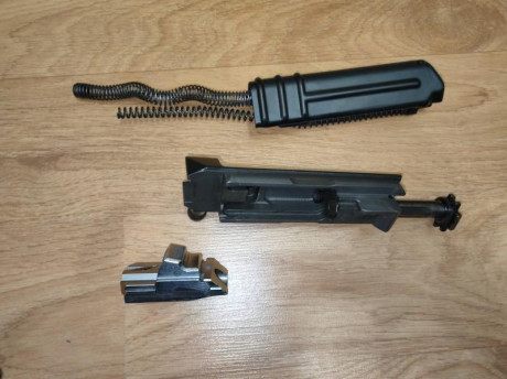 Lo dicho, pongo con gran pesar mi CZ VZ 858 calibre .222R. El rifle esta bastante equipado, como se ve 21