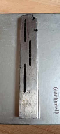 Vendo curioso cargador de gran capacidad 9mm largo, lleva la leyenda grabada de 16 cartuchos supongo, 01