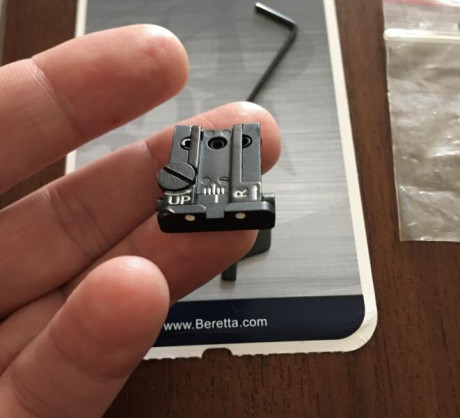Alza Lpa original de beretta comprada para 92FS, tiene una muesca en la parte superior derecha como se 01