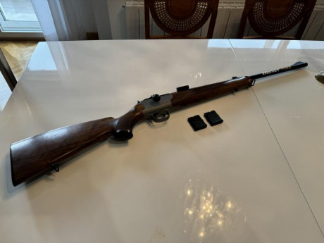Se vende Blaser 93 nuevo, solo estrenado con dos cargadores y estuche a estrenar.

 Todo 1950 € . Se compró 10
