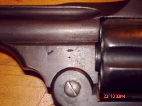 Hola buenas:Alguien me puede confirmar si el revólver de la parte superior (A) es un Smith&Wesson.
En 41
