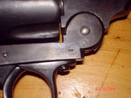 Hola buenas:Alguien me puede confirmar si el revólver de la parte superior (A) es un Smith&Wesson.
En 40
