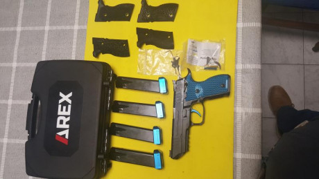  Venta de pistola AREX Rex Alpha. 9 mm P.: 1200 € 

- Tres juegos de cachas (uno de ellos en aluminio)
- 01