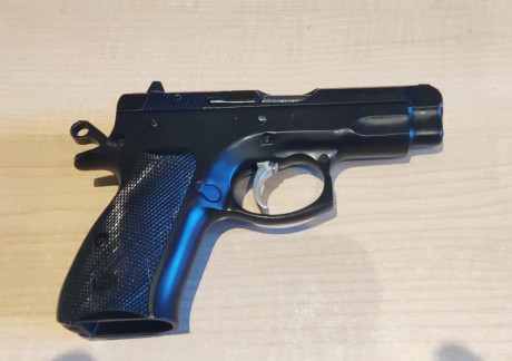Vendo CZ 75 Compact 9 mm luger, 500 euros prácticamente nueva.
Guia de pertenencia de arma de concurso.
Comprada 00