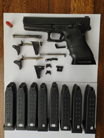 Se vende glock 21 .45 acp en perfecto estado, con muchas piezas extra y 8 cargadores. 620€, tasas y envíos 00