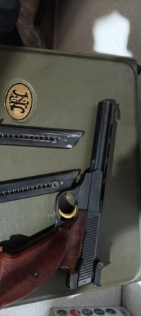 Pongo de nuevo está gran pistola del calibre 22 entra con sus 2 cargadores caja de transporte muy bien 01
