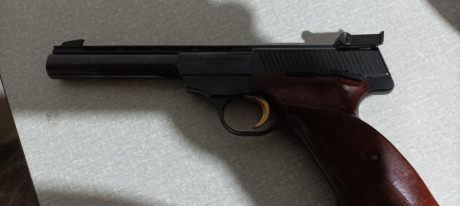 Pongo de nuevo está gran pistola del calibre 22 entra con sus 2 cargadores caja de transporte muy bien 00