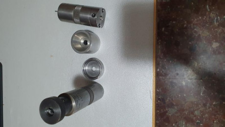 Por no usar, vendo estos dies cal. 6,5x47 Wilson para prensa recta. También la prensa. Todo en perfecto 02
