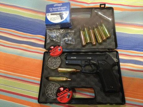 Pistola Gamo PT80 nueva (sin ningún uso). Con kit completo de tiro. Todo marca original

- Con maletín 00