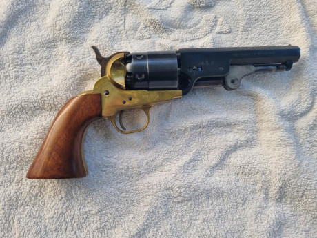 Se vende revolver Fili Pietta 1851 calibre 44 que nunca se ha disparado, pequeña marca en la pieza para 01