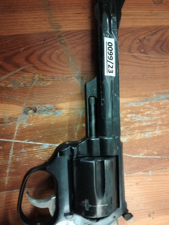 pongo a la venta este revolver de un amigo fallecido , esta en intervencion de armas por lo que no se 02