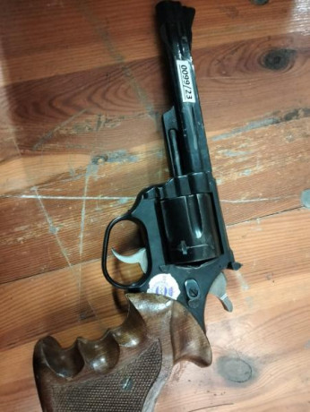 pongo a la venta este revolver de un amigo fallecido , esta en intervencion de armas por lo que no se 01