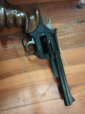 pongo a la venta este revolver de un amigo fallecido , esta en intervencion de armas por lo que no se 00