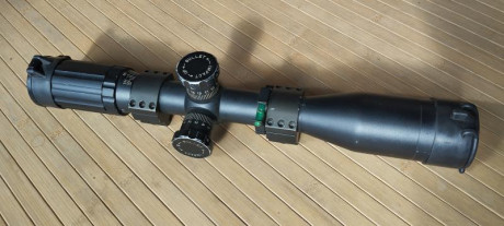 Visor   SWFA  20x40  mil dot.

Muy  difícil de importar por la restricciones  de exportación  en USA
 00