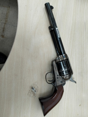 se vende este cattleman de 7,1/2 en 45 colt , muy pocos tiros , el arma esta en asturias y el precio es 02