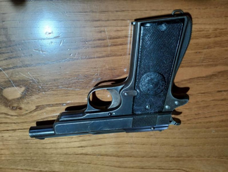 se vende pistola star IN calibre 9 corto , en muy buen estado , guiada en F y esta en Asturias 
precio 00