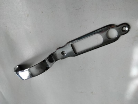 Hola, pongo a la venta un guardamonte cromado de la carabina ONENA 500 del calibre 22 LR y a cerrojo 

precio 00
