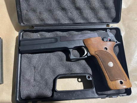 Se vende S&W 422 del 22lr , con tres cargadores y estuche rígido , muy poco uso . Teléfono 671435247 01