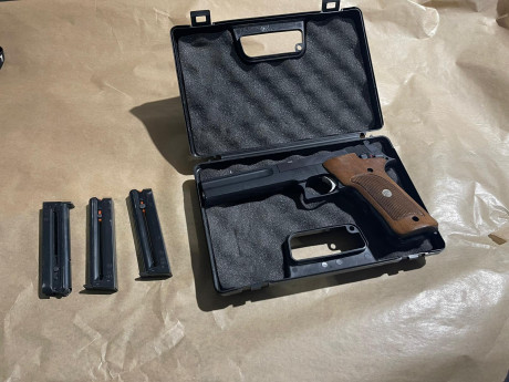 Se vende S&W 422 del 22lr , con tres cargadores y estuche rígido , muy poco uso . Teléfono 671435247 00