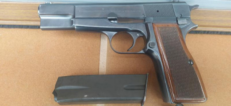 Hola.
VENDO pistola semiautomática BROWNING HP35 fabricada por FN en Bélgica.
Con un cargador de 14 cartuchos 00