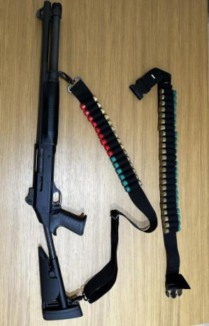 Vendo Benelli M4, totalmente de serie, con culata telescópica y cargador de 7 cartuchos, guiada con licencia 02