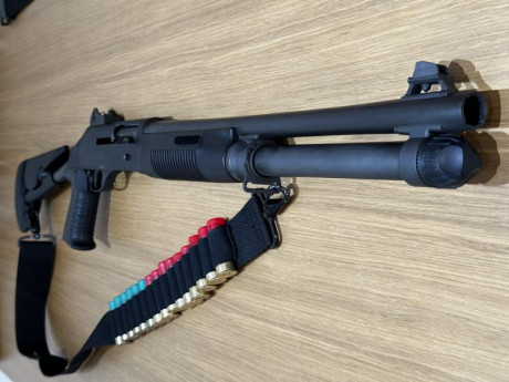 Vendo Benelli M4, totalmente de serie, con culata telescópica y cargador de 7 cartuchos, guiada con licencia 01