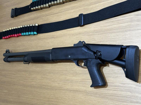 Vendo Benelli M4, totalmente de serie, con culata telescópica y cargador de 7 cartuchos, guiada con licencia 00