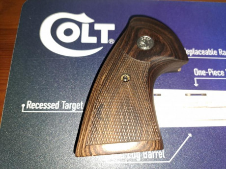 A la venta:

Un juego de cachas originales de Colt Python, es el nuevo modelo que llevan los nuevos Colt 10