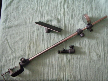 Brazo para apoyo de la carabina en la modalidad de pie. Lleva una caja para colocar los balines. Tiene 00