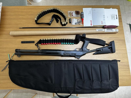 Vendo Benelli M4, totalmente de serie, con culata telescópica y cargador de 7 cartuchos, guiada con licencia 12