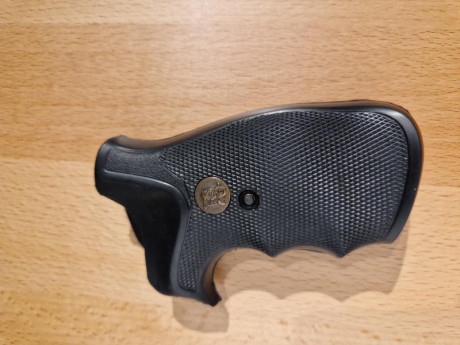 Están nuevas sin estrenar. Vendo porque he comprado otras que me gustan más.
Para Smith and Wesson N frame 00