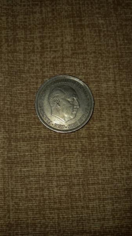 Hola, si hay algún interesado en monedas. 
Cambio moneda de 50 pesetas de franco estrella 58, con defecto 00