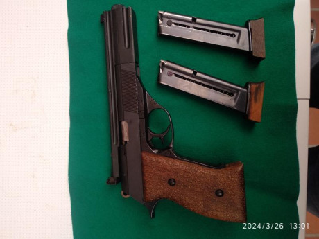 Se vende pistola Astra TS  calibre 22 Lr con dos cargadores, precio  más portes, se puede ver en galería 01