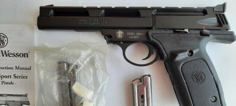 Se vende pistola SMITH & WESSON  MODEL 22A-1 en calibre 22 LR guiada en F.
Se incluyen los dos cargadores 00