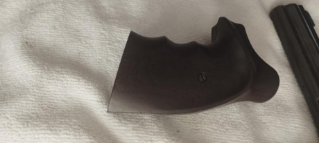 Vendo revolver para precisión cal. 357. Target Champion de S&W. Cacha original + anatómica. Precio 10