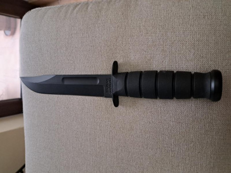 Vendo en estado de nuevo (ver fotos) cuchillo KA BAR full size black KB1213 ,con funda KA BAR rígida a 00