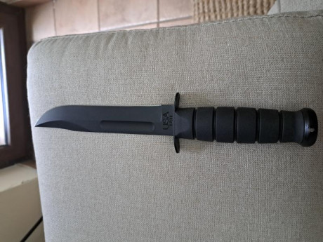 Vendo en estado de nuevo (ver fotos) cuchillo KA BAR full size black KB1213 ,con funda KA BAR rígida a 22