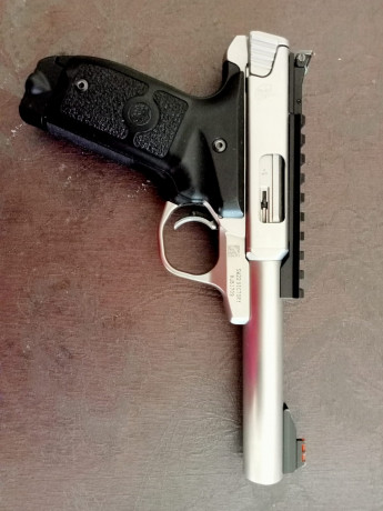 Se vende pistola de calibre 22 LR marca S & W, modelo Victory. 
Se incluye punto rojo, básico pero 01