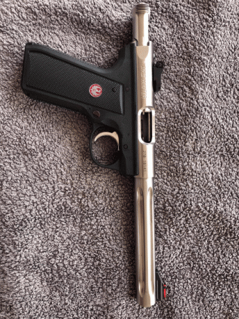 Vendo pistola cal. 22 marca Ruger  modelo 22/45 modelo Target, con caja original y dos cargadores, se 01